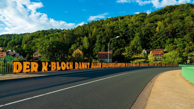 Die Fußballfans von Dynamo Dresden hatten ein großes Banner an der Elbebrücke in Bad Schandau aufgehängt mit dem Schriftzug „Der K-Block dankt allen Brandbekämpfern im Dynamoland Sächsische Schweiz und zollt ihnen größten Respekt!“.