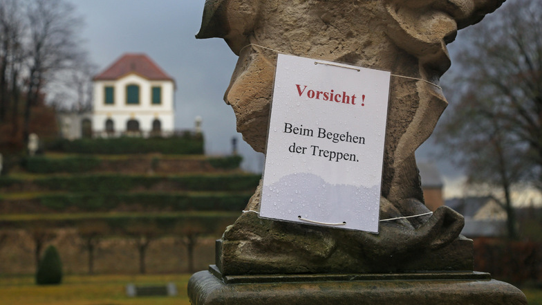 Dieser Zettel mahnt Besucher des Seußlitzer Schlossparks, die Treppe vorsichtig zu betreten.