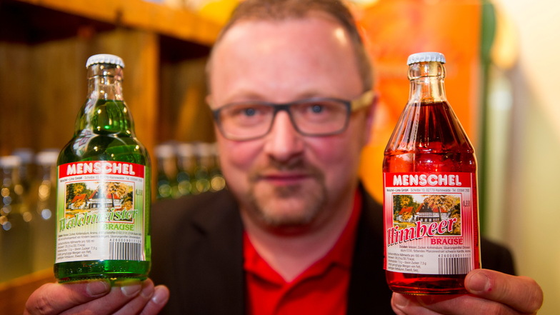 Stefan Kubitz schenkt seine Limonaden regelmäßig auf der Grünen Woche aus. Die Produktion von Menschel-Limo zieht im März von Hainewalde in den Nachbarort Großschönau.