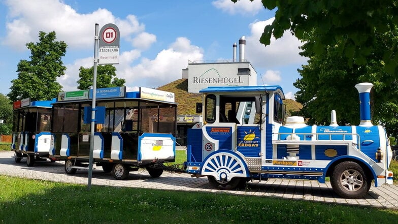 Sieht noch frisch aus, ist aber sehr pflegebedürftig: die Riesaer Stadtbahn Stahlmax vor dem Riesenhügel.
