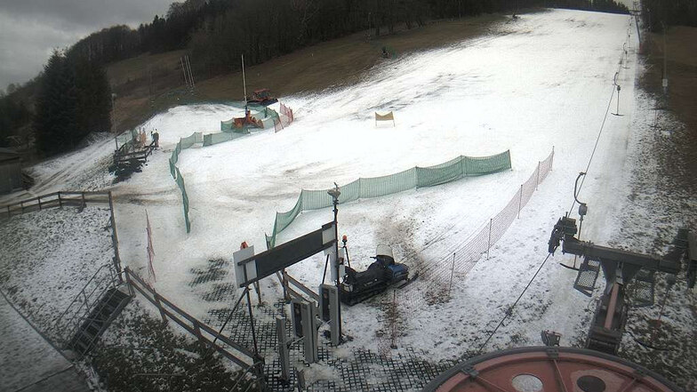 Trotz Tauwetter: Der Lift am Skihang in Rugiswalde hat seit dem Wochenende geöffnet.