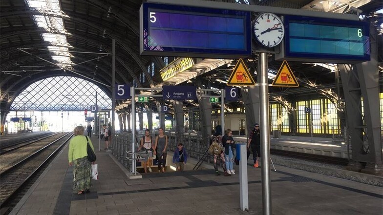 Die Bahnsteige in Dresden-Neustadt sind leer - kein Zug fährt mehr am Montagmorgen.