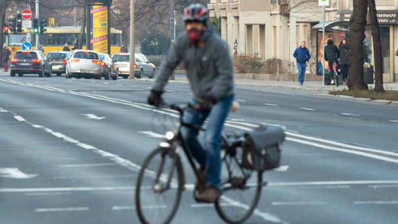 Ein Radfahrer beim Überqueren der Albertstraße.