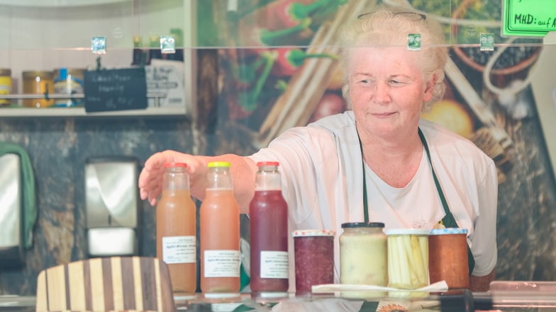 Saft in Flaschen, Spargel und Eingekochtes im Glas: Marion Schiewart verkauft seit 16 Jahren die Produkte vom Hof Domanja. Die meisten Händler nutzen ohnehin möglichst wenig Plastik, sagt sie.