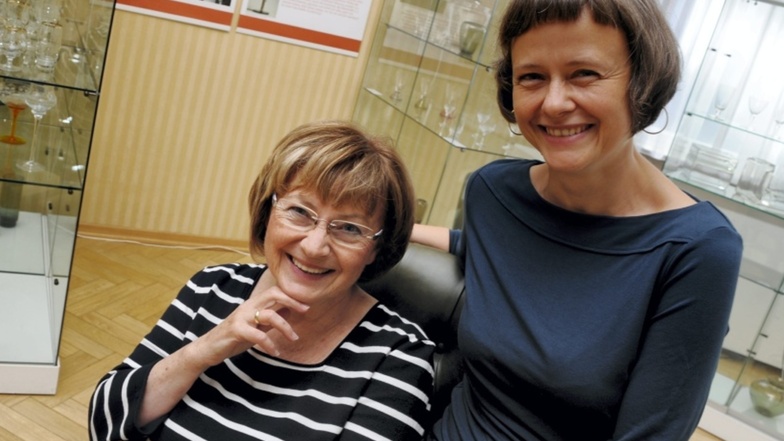 Elvira Rauch (li.) arbeitet ihre Nachfolgerin Christine Lehmann als neue Leiterin des Glasmuseums Weißwasser ein.