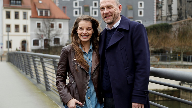 So fing alles vor zehn Jahren an: Yvonne Catterfeld und Götz Schubert auf der Görlitzer Altstadtbrücke, als der MDR die ersten Wolfsland-Dreharbeiten ankündigte.