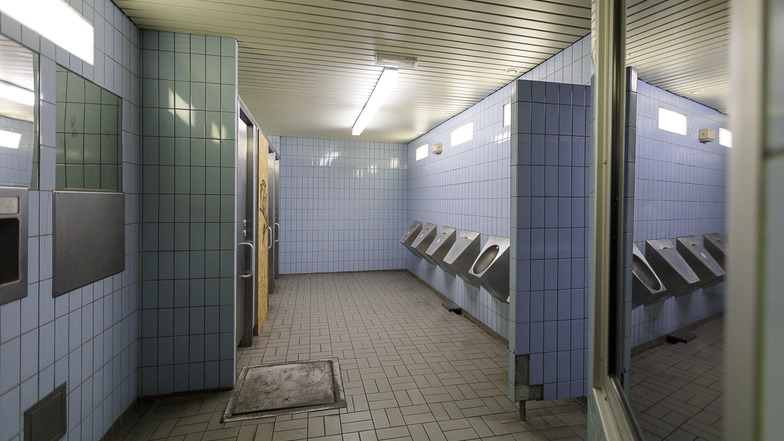 Die Herrentoilette im Görlitzer Bahnhof macht auf den ersten Blick einen gepflegten Eindruck. Allerdings sind vier von sechs Urinalen und eine von vier Toiletten verschlossen und somit nicht nutzbar.