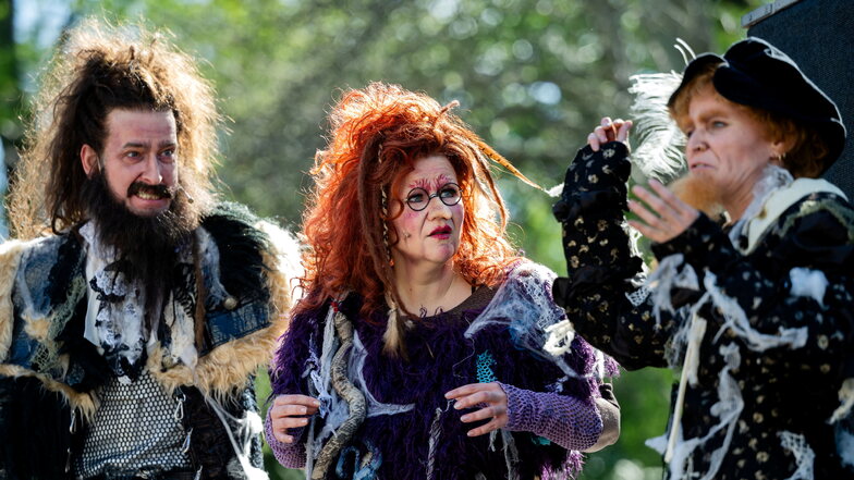 Es spielen Istvan Kobjela als Riese, Anna-Maria Brankatschk als Hexe und Fiona Piekarek-Jung als Rumpelstilzchen (von links).