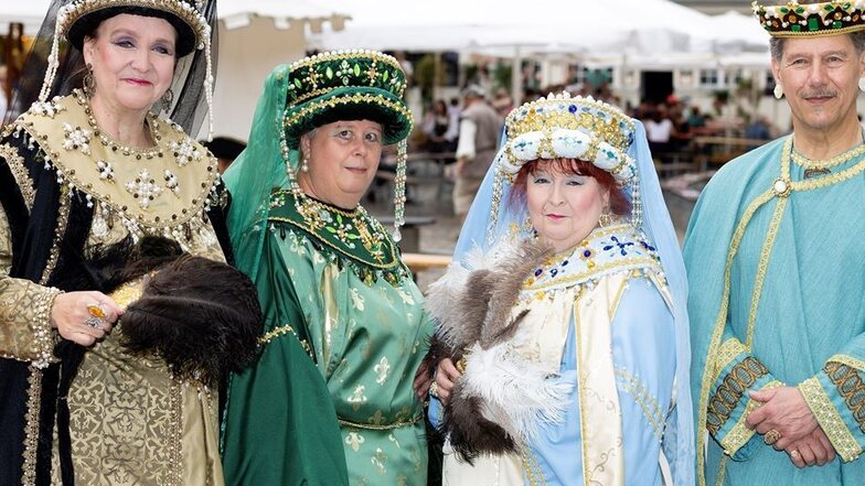 Königin Theodora und ihre Schwestern Faustina und Serafina sowie Kaiser Justinian aus dem Byzantinischen Reich gaben sich in Stolpen die Ehre. Sie gehören zu einer Gruppe, die bei vielen Anlässen in verschiedene Kostüme schlüpfen kann. Alle sind handgenäh