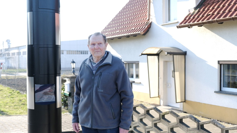 Ein Blitzer steht direkt vor der Haustür von Helmut Richter aus Obermuschütz. Er fürchtet erneut Ärger mit geblitzten Autofahrern.