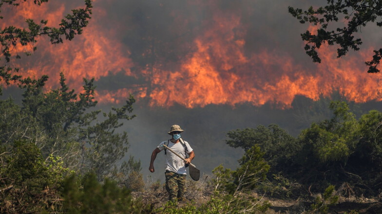 Ein Wald steht auf der griechischen Urlaubsinsel Rhodos im Dorf Vati in Flammen.