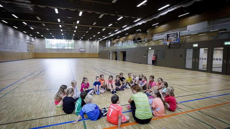 Kinder der Klasse 2b der Nikolaigrundschule erhalten ihre erste Einweisung in die neue Sporthalle.