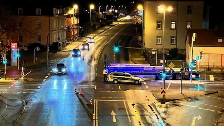Nichts ging mehr am Dienstagabend bei diesem Sattelauflieger in Pirna. Das Heck des havarierten Fahrzeugs blockierte die halbe Bundesstraße.