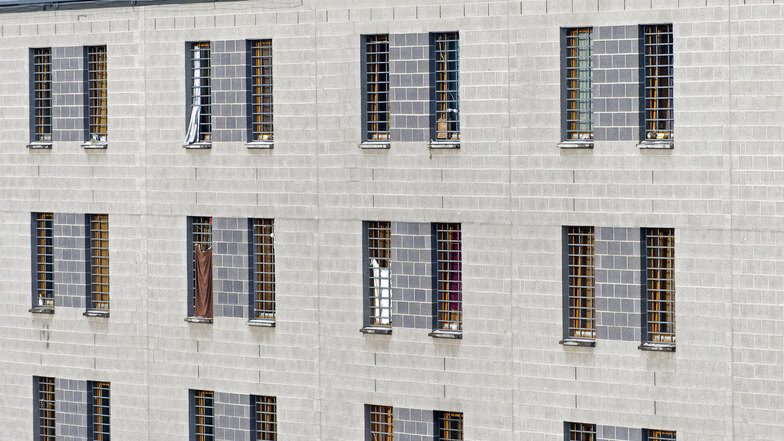 Blick auf ein Gebäude der JVA in Dresden.