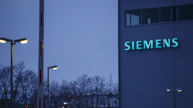 Siemens-Schriftzug an einer Montagehalle in Görlitz