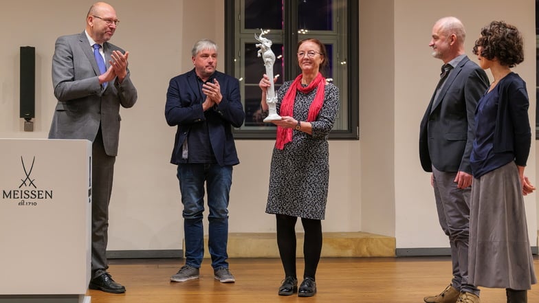 Silvia Klöde nahm für ihre Künstler-Kollegen Tina Hopperdietzel, Andreas Ehret und Olaf Fieber (v.r.) das Kunstwerk zum Preis in Empfang. Den Preis hatte Oberbürgermeister Olaf Raschke (l.) überreicht.