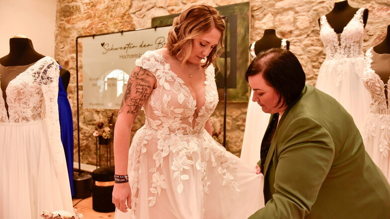 Sitzt alles? Susann Buschmann legt letzte Hand an am Kleid von Model Lisa Pingel, bevor sie auf den Laufsteg der Limbacher Hochzeitsmesse schreitet.