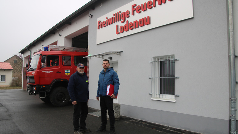 Wehrleiter Clemens Ringe (links) und Daniel Czerny von der Stadt sind stolz auf die Sanierung des Feuerwehrgebäudes in Lodenau.