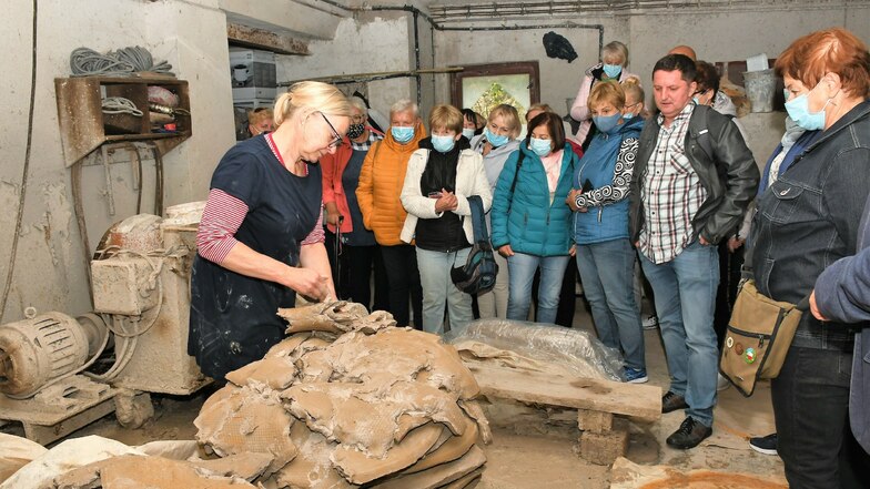 Kathrin Najorka zeigt den polnischen Besuchern ihre Töpferei in Krauschwitz.