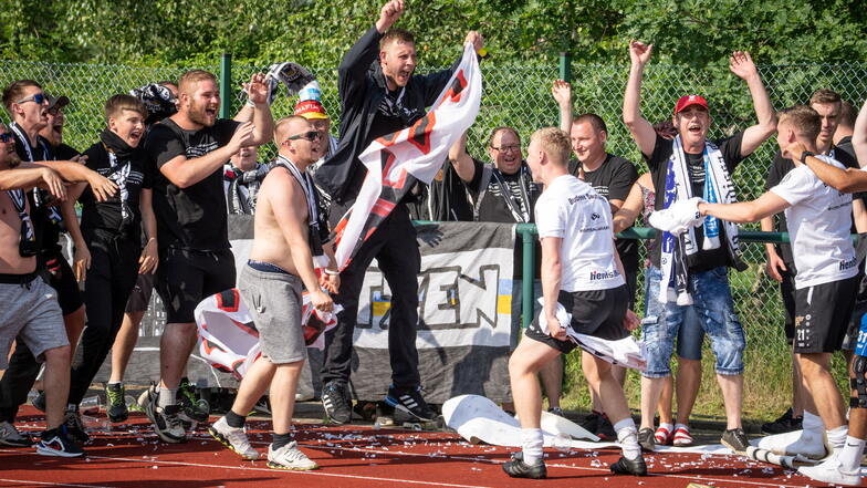 Die Spieler von Budissa Bautzen freuen sich gemeinsam mit den Fans über den Aufstieg.