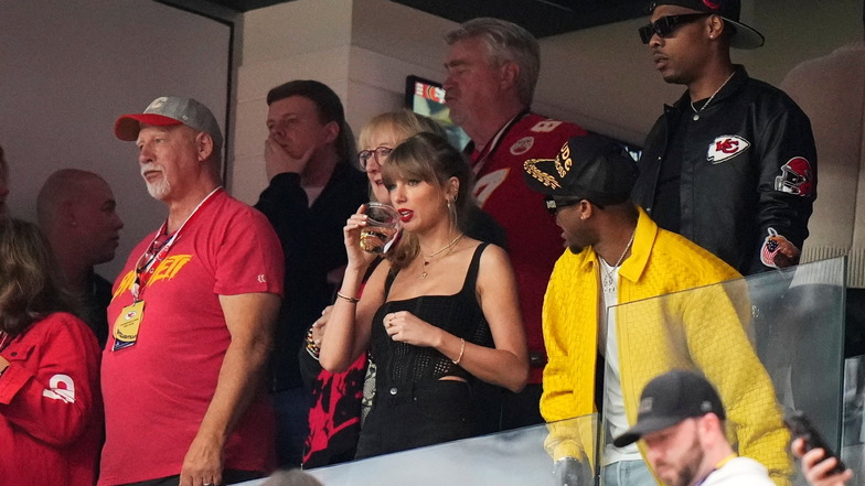 Taylor Swift (M) beobachtet das Spielfeld +++ dpa-Bildfunk +++ Foto:AP