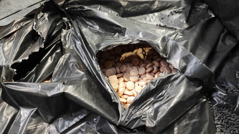 Eine beispiellose Menge von 461 Kilogramm Captagon, einer hochgradig süchtig machenden Droge, wurde von der Zollfahndung Essen und der Staatsanwaltschaft Aachen sichergestellt.