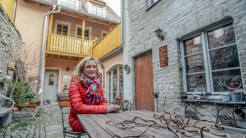 Die Hausbesitzerin an ihrem Lieblingsplatz: Im Hinterhof fühlt sich Elke Burkhardt besonders wohl. Gemeinsam mit ihrem Mann hat sie das Haus an der Siebergasse 5 in Bautzen gerettet.