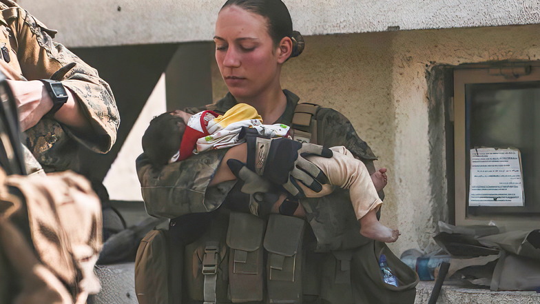 Sgt. Nicole Gee mit einem Baby während einer Evakuierung am Hamid Karzai International Airport in Kabul.