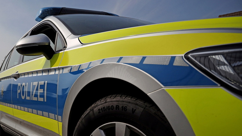 Die Polizei ermittelt in einem Fall von Trickdiebstahl, der sich jetzt auf dem Autobahn-Rastplatz Rödertal nahe Ohorn ereignet hat.