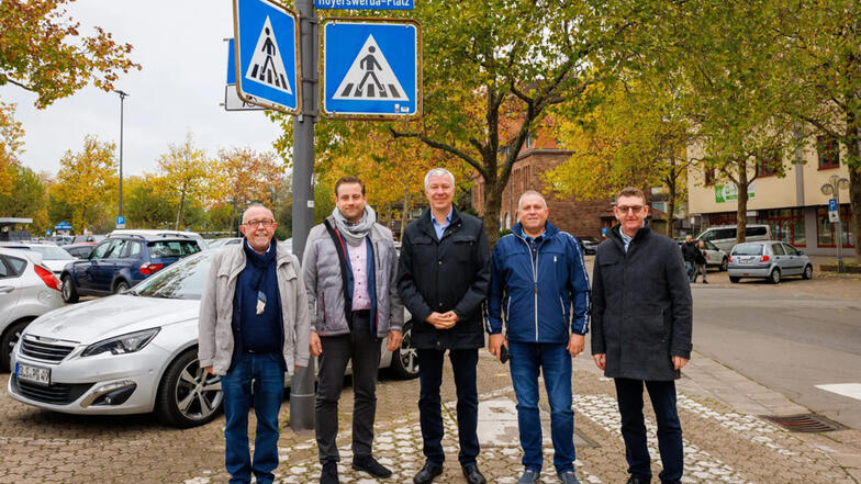 Das Foto vom Hoyerswerda-Platz zeigt Franz-Josef Berg, Christian Hoffmann, Dietmar Wolf, Olaf Dominick sowie Felix Emanuel (v.l.n.r.).