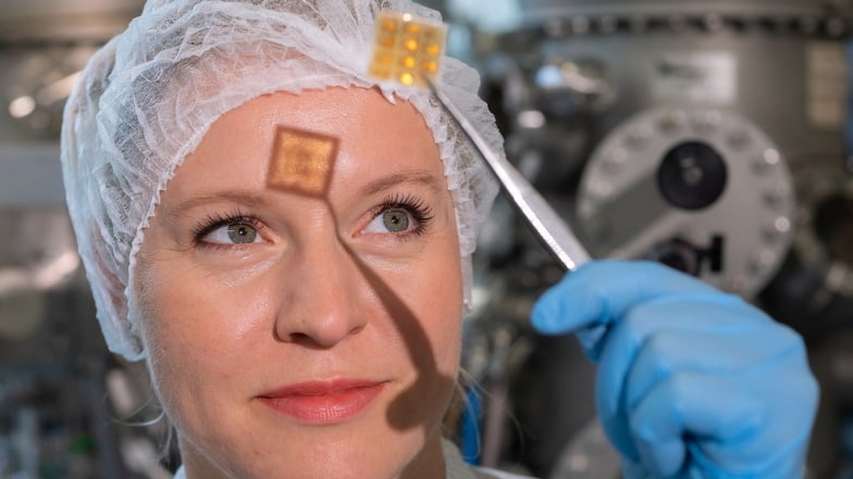 Im Reinraumlabor des Dresdner Instituts für Angewandte Physik geht es auch um Medizin. Mitarbeiterin Klara Hänisch schaut prüfend auf ein Gelatinesubstrat mit neuartiger Elektronik. Es handelt sich um aufgedampfte Sensoren für die Biomedizin.