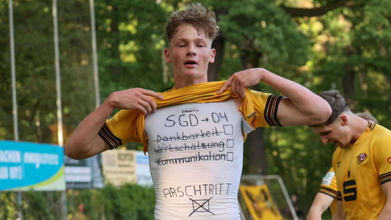 Die Botschaft ist eindeutig: Lucas Ehrlich wirft nach seinem Tor im Sachsenpokal-Finale der A-Junioren Dynamo Dresden fehlende Wertschätzung und Dankbarkeit vor.