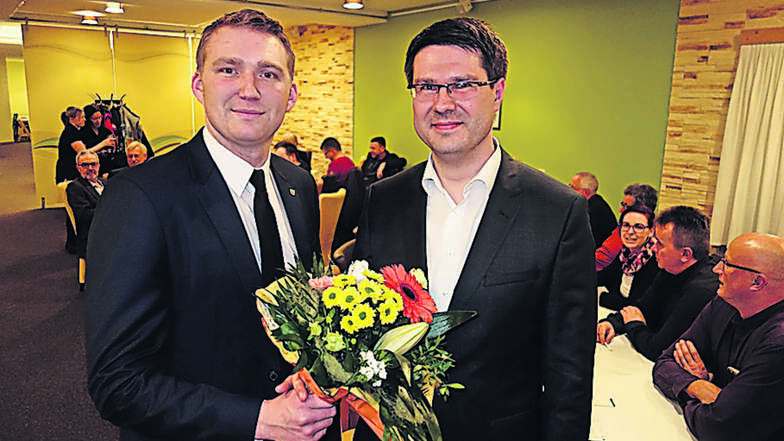 Ingo Kutsch (l.), Chef des CDU-Stadtverbandes, gratuliert Sven Liebhauser zu seiner Nominierung als Kandidat für das Amt des Oberbürgermeisters.