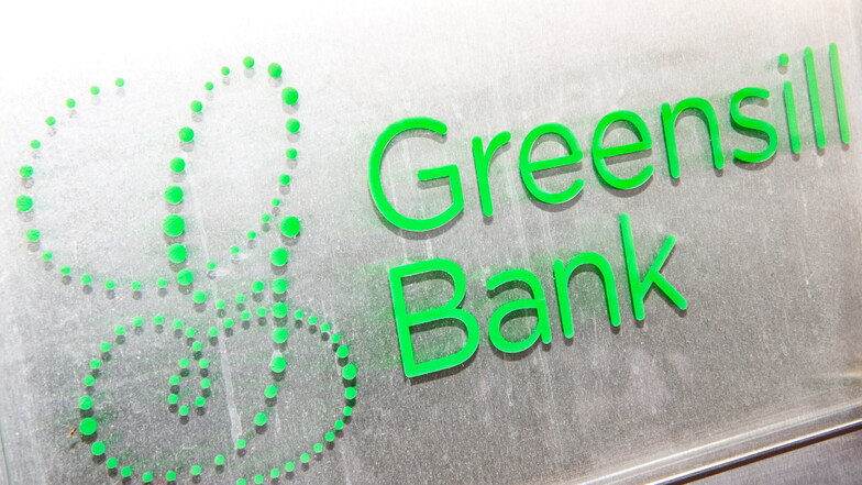 Das Firmenschild der Greensill Bank am Eingang der Bremer Privatbank. Sie gehört zum britisch-australischen Finanzkonglomerat Greensill. Rund 500 Millionen Euro hat die Bank bei Kommunen und anderen Gläubigern nun Schulden.