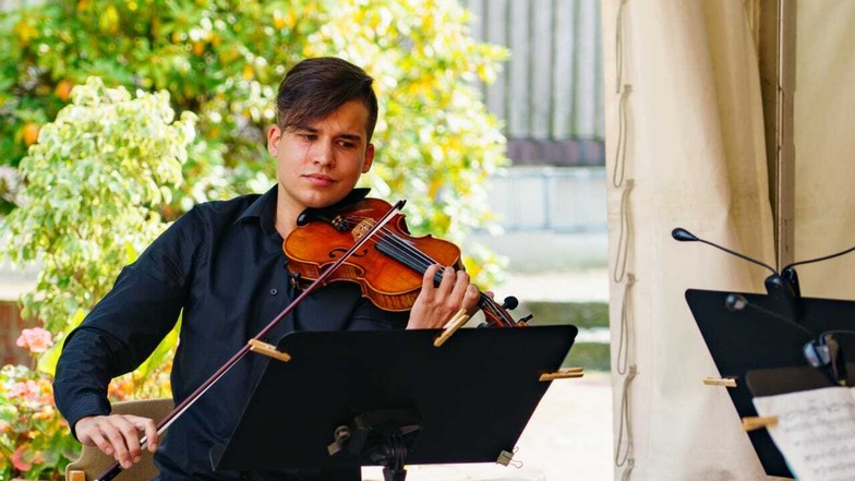 Taras Zdaniuk studiert Geige in Dresden. Jetzt ist er in der Ukraine, seiner Heimat.