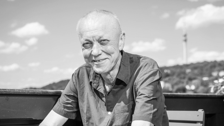Vor drei Wochen noch sitzt Frank Haubitz auf seinem Balkon, den Fernsehturm im Hintergrund. Am Montag ist der ehemalige Schulleiter aus Dresden mit 65 Jahren gestorben - kurz vor seinem Ruhestand.