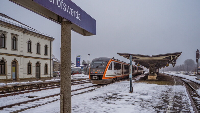Das lange Warten hat ein Ende: Im August soll auf dem Gelände des Bahnhofs in Bischofswerda mit dem Einbau von zwei Aufzügen begonnen werden.