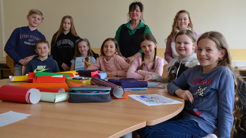 Glück macht Spaß: Kinder der Nieder Seifersdorfer Grundschule mit Pädagogin Peggy Paul im Klassenzimmer.