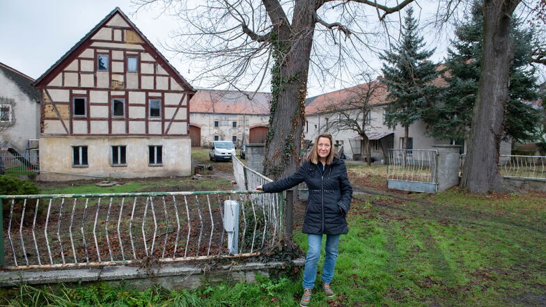 Der leer stehende Hof in Skäßchen an der Kirche hat eine neue Besitzerin: Regina Spangenberg aus Radebeul.