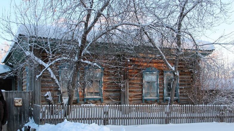 Das Holzhaus im sibirischen Dorf Kyschtowka.