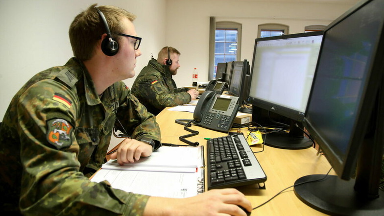 Soldaten der Bundeswehr unterstützen den Landkreis bei der Nachverfolgung von Corona-Kontaktketten. Auch in Kliniken im Kreis tun sie Dienst.