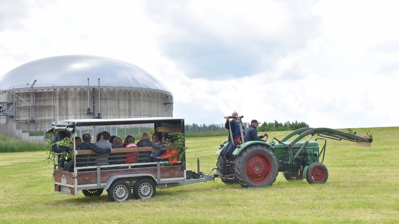 Die Hennersdorfer zogen die "Unser Dorf hat Zukunft"-Jury mit dem Traktor übers Feld.