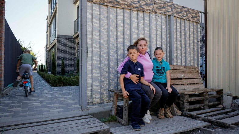 Familie Prisch konnte aus dem Gebiet Cherson nach Kiew fliehen. Mutter Nadija mit den Kindern Artiom und Anastasia vor dem Aufnahmezentrum.