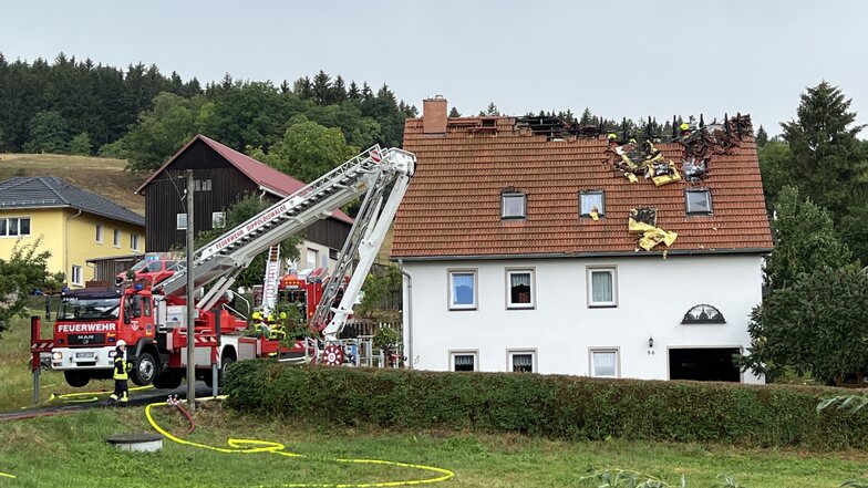 Auch die Dippser Feuerwehr mit ihrem Hubsteiger wurde zu dem Dachstuhlbrand nach Oberfrauendorf alarmiert.
