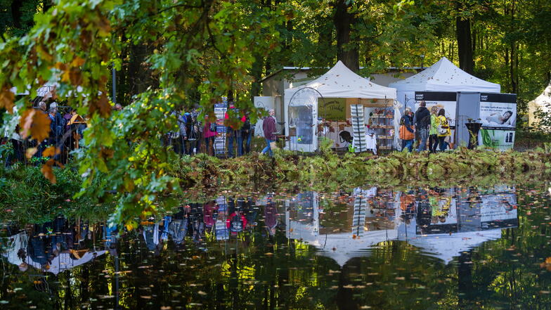 Die Messe Herbstzauber für Deko und andere Produkte rund um Garten, Haus und Wohnen im Schlosspark Großharthau begann am 20. Oktober und endet am 22. Oktober, um 18 Uhr.