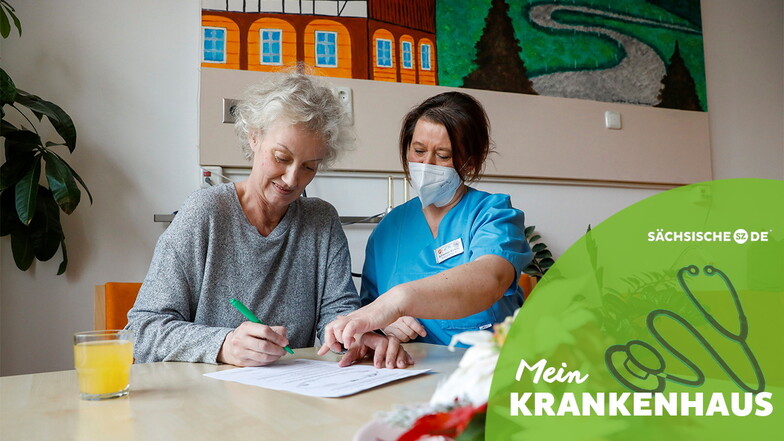 Schwester Kathrin im Gespräch mit einer Patientin auf der Palliativstation. Oft entwickelt sich ein freundschaftliches Vertrauensverhältnis zu den Patienten.