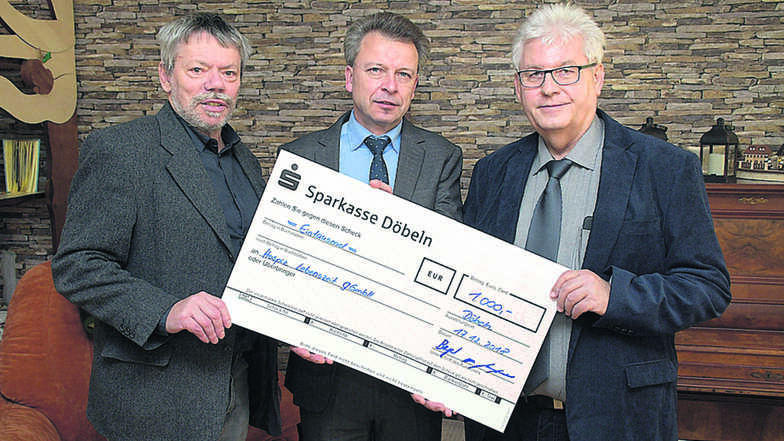 Joachim Beyer (rechts) und Detmar Lambrecht (links) von der Entsorgungsgesellschaft Döbeln übergaben den symbolischen Scheck an Hospizleiter Eiko Weber.