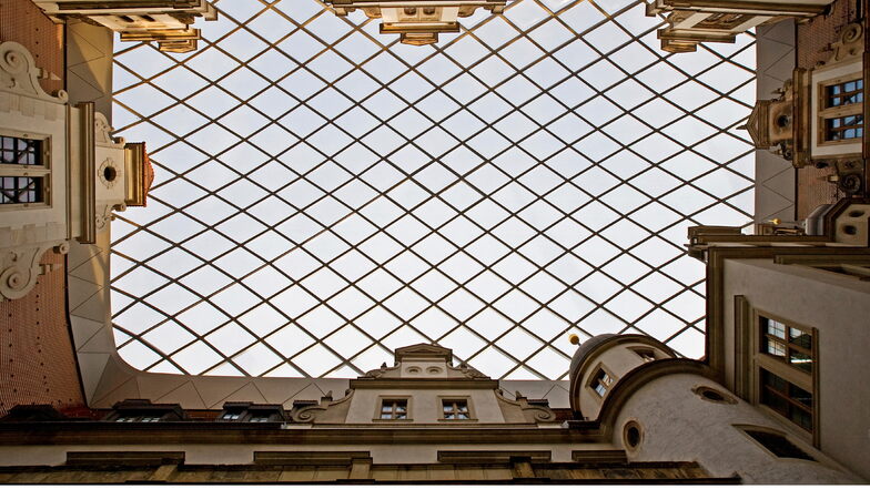 Himmelnder Blick in das transparente Dach über dem Kleinen Schlosshof des Dresdner Schlosses.