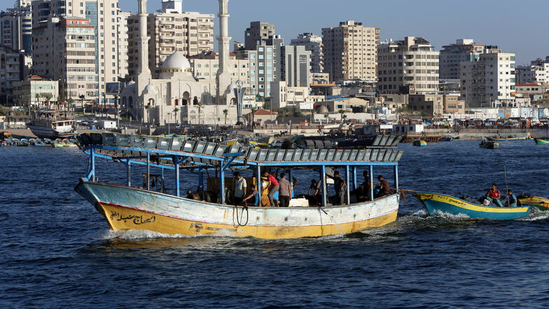 Ein Fischerboot fährt vor der Küste von Gaza. Die geplante Ausweitung der Fischereizone soll zurückgenommen werden.