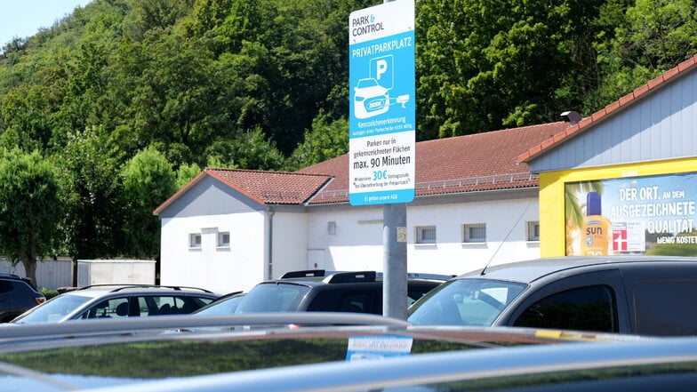 Neunzig Minuten kann man hier am Meißner Netto in der Ossietzkystraße kostenlos parken. Lothar Gast musste sein Auto, weil es nicht ansprang, länger stehen lassen und hatte dafür die Erlaubnis des Marktleiters. Genützt hat die ihm erstmal nichts.